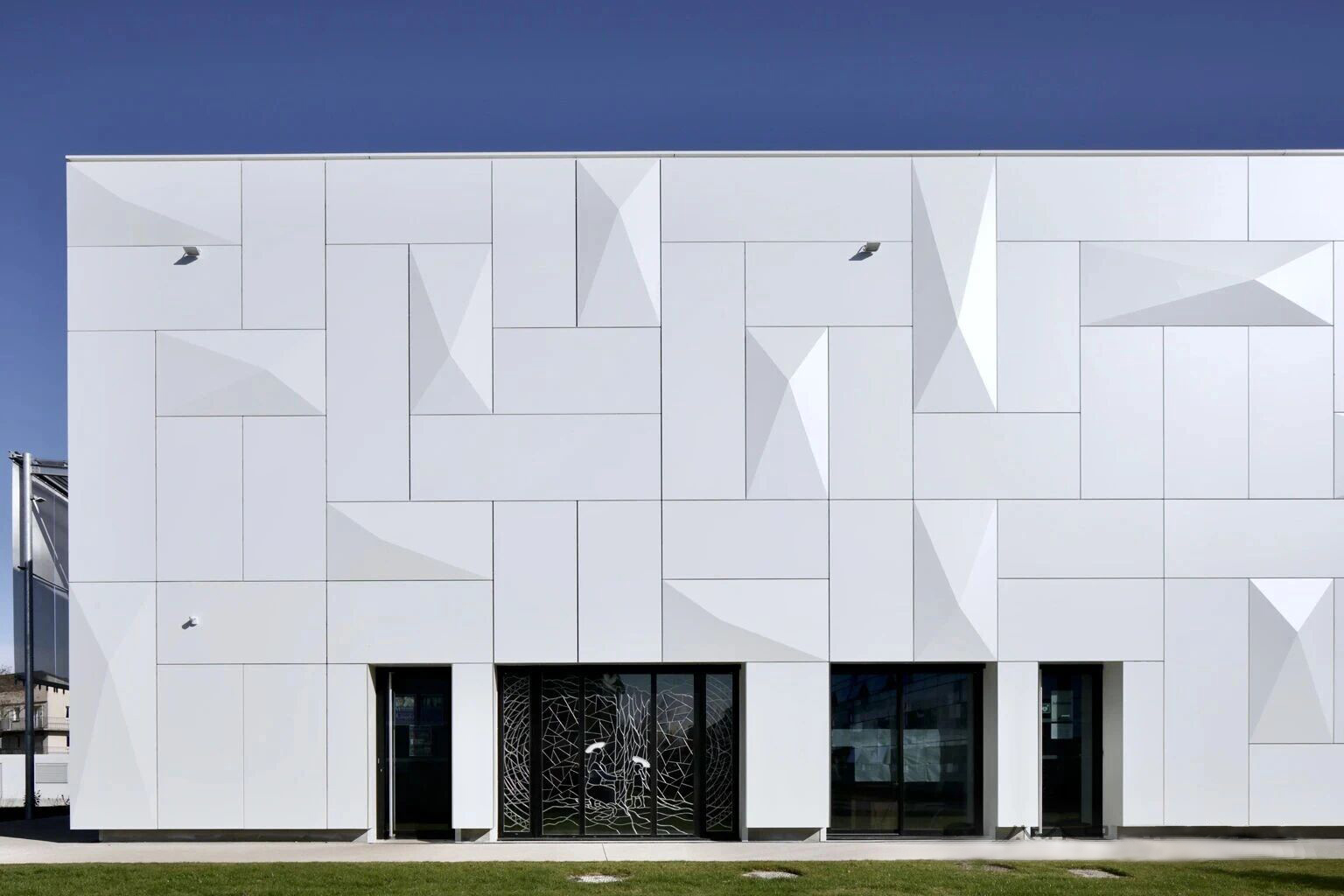 解决铝板平整度的关键方法（三）