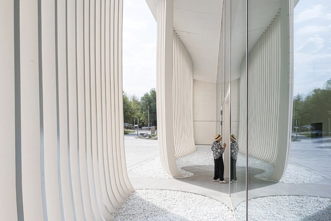 起伏镂空的白色立面:策林尼当代文化中心