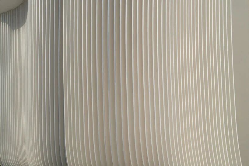 起伏镂空的白色立面:策林尼当代文化中心