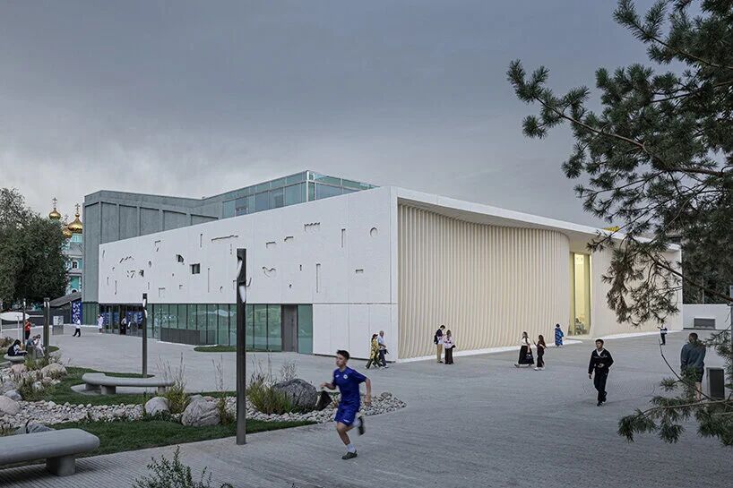 起伏镂空的白色立面:策林尼当代文化中心