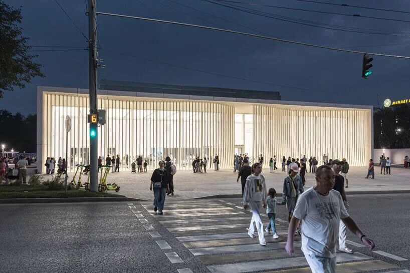 起伏镂空的白色立面:策林尼当代文化中心