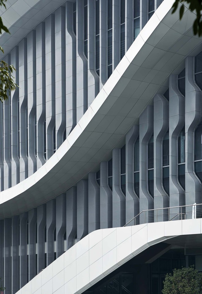 Construction of aluminum-plastic panel curtain wall