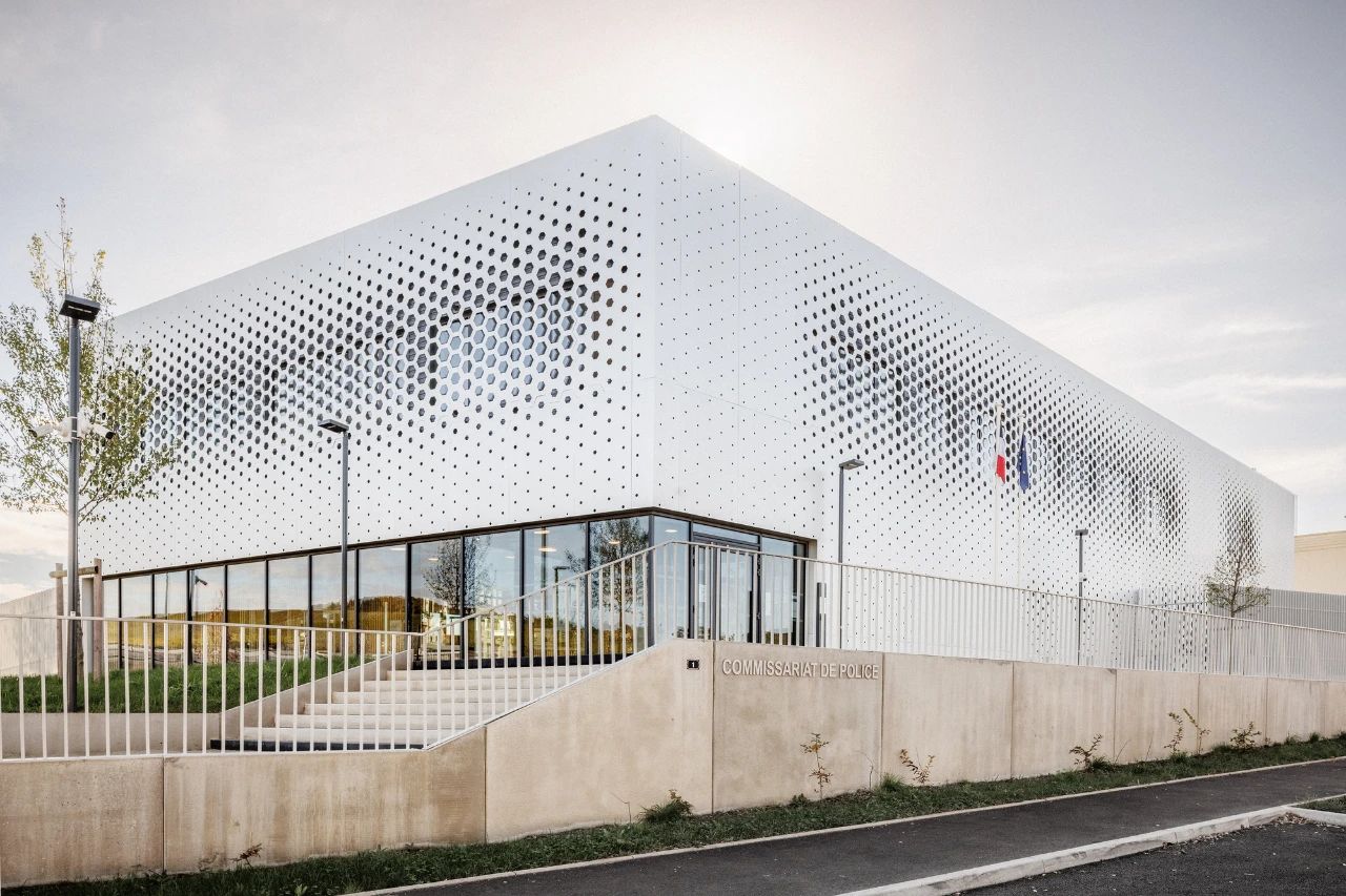 Aluminum punched plate case: France's latest police station