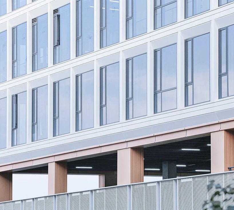 白色外衣下的一抹“橙”