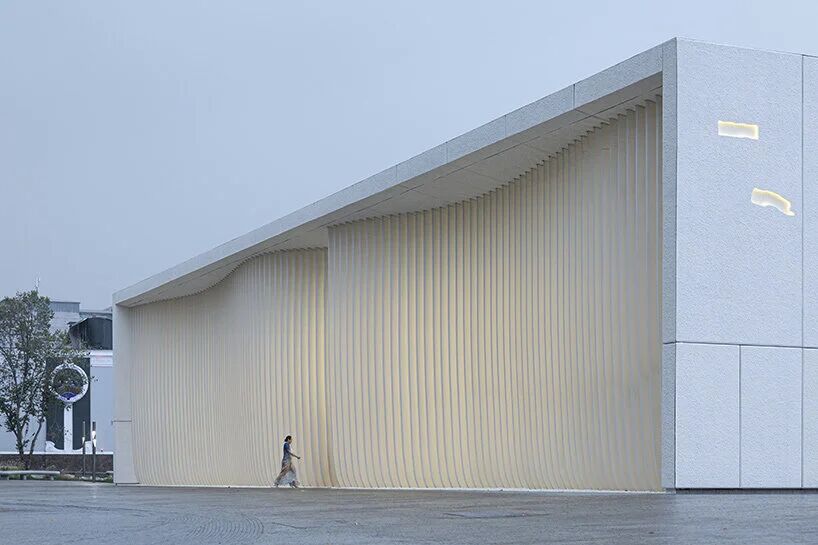 起伏镂空的白色立面:策林尼当代文化中心