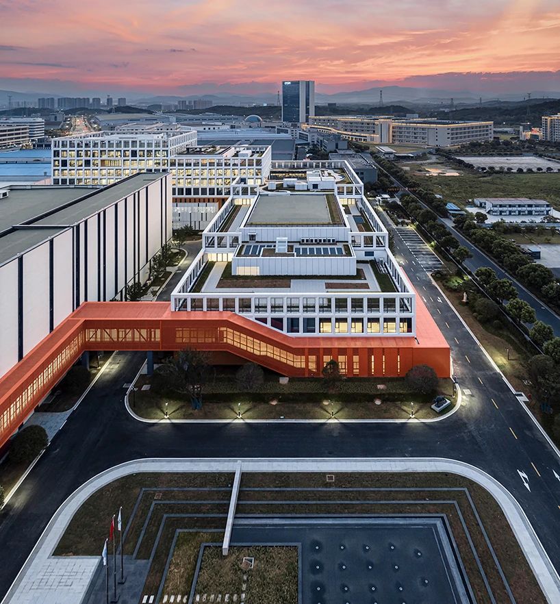 白色外衣下的一抹“橙”