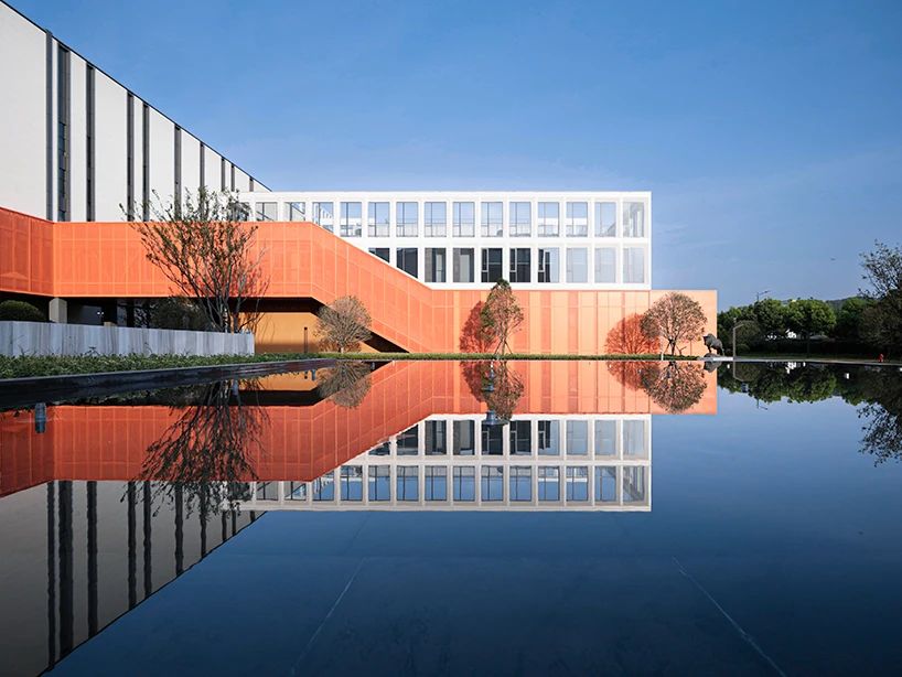 白色外衣下的一抹“橙”