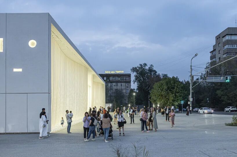 起伏镂空的白色立面:策林尼当代文化中心