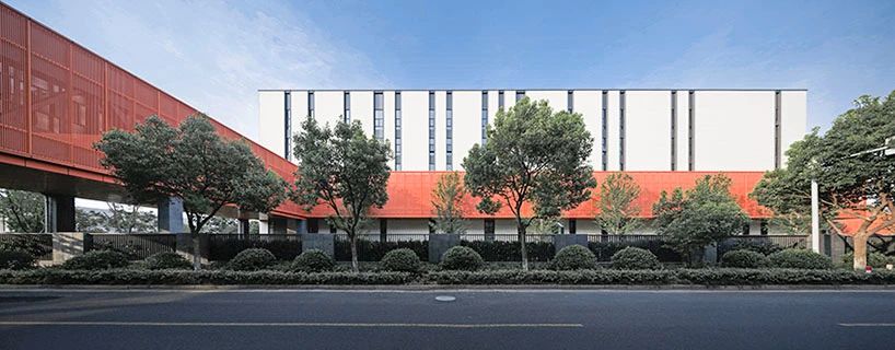 白色外衣下的一抹“橙”