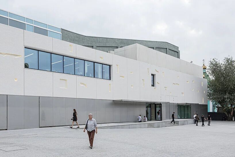 起伏镂空的白色立面:策林尼当代文化中心