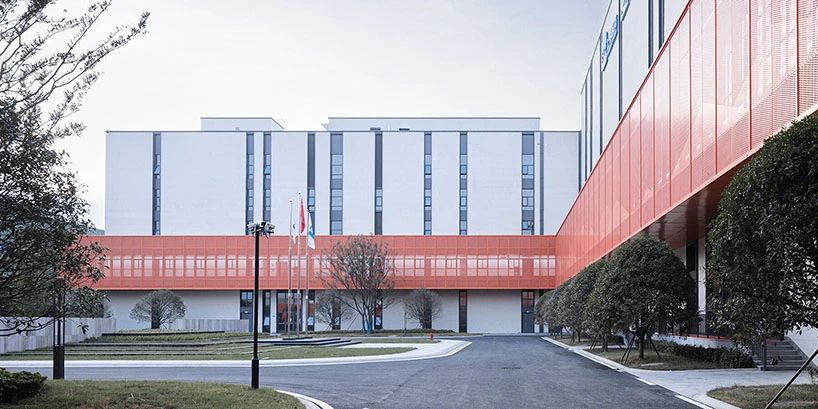 白色外衣下的一抹“橙”