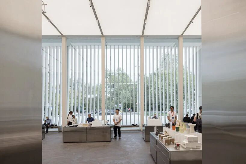 起伏镂空的白色立面:策林尼当代文化中心