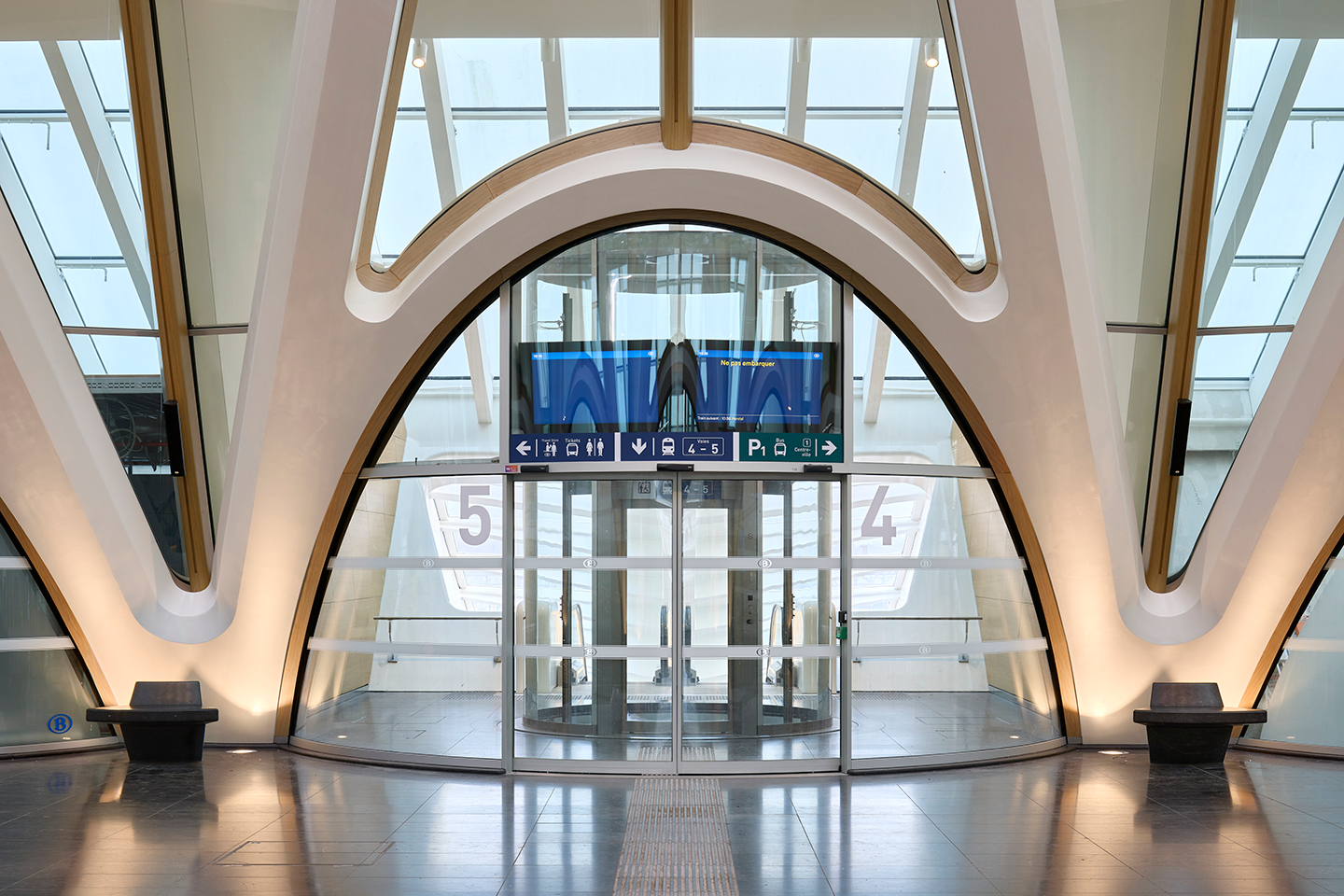 卡拉特拉瓦新作：比利时蒙斯火车站