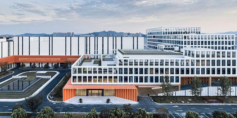 白色外衣下的一抹“橙”