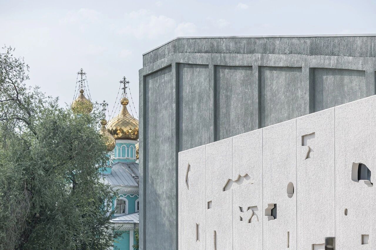 起伏镂空的白色立面:策林尼当代文化中心