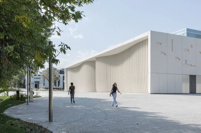 起伏镂空的白色立面:策林尼当代文化中心