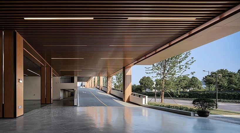 白色外衣下的一抹“橙”