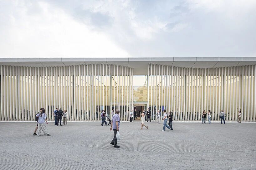 起伏镂空的白色立面:策林尼当代文化中心