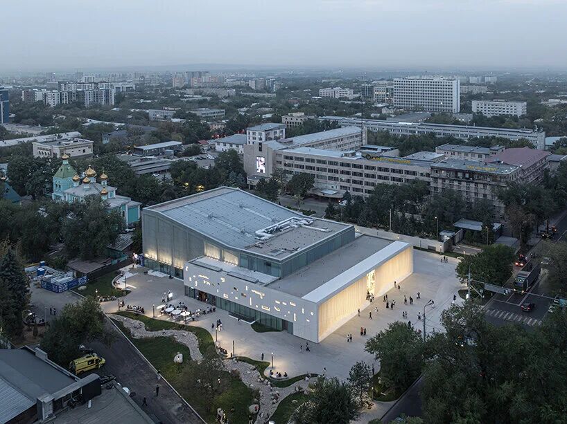 起伏镂空的白色立面:策林尼当代文化中心